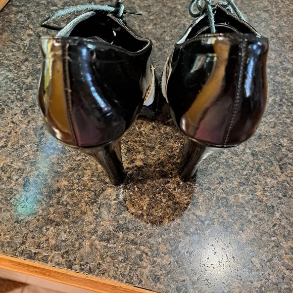 Vintage Inspired Black and White Women's Heels - Picture 4 of 4
